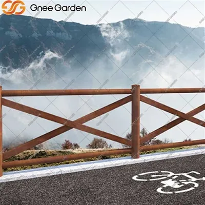 Moderne landskapsarkitektur med Corten stålgjerde